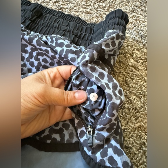 Women’s Lululemon Tracker Short in Ace Spot Tranquil Blue/Black Size 8 - Picture 11 of 15